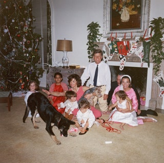 Джон Кеннеди сnbspсемьей и собаками.