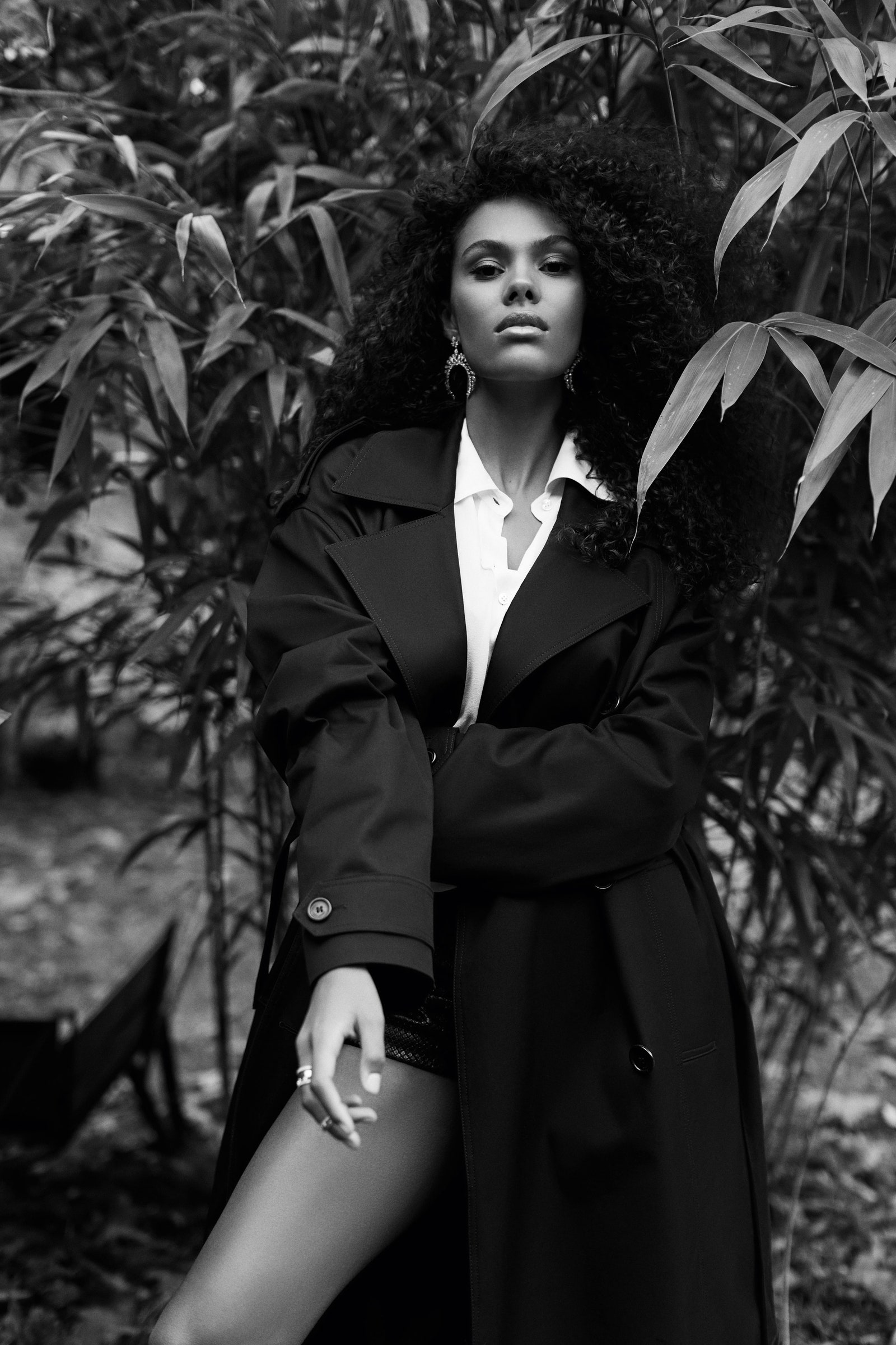 Шерстяной тренч шелковая рубашка кожаные шорты все SAINT LAURENT BY ANTHONY VACCARELLO серьги Wild Moon из белого...