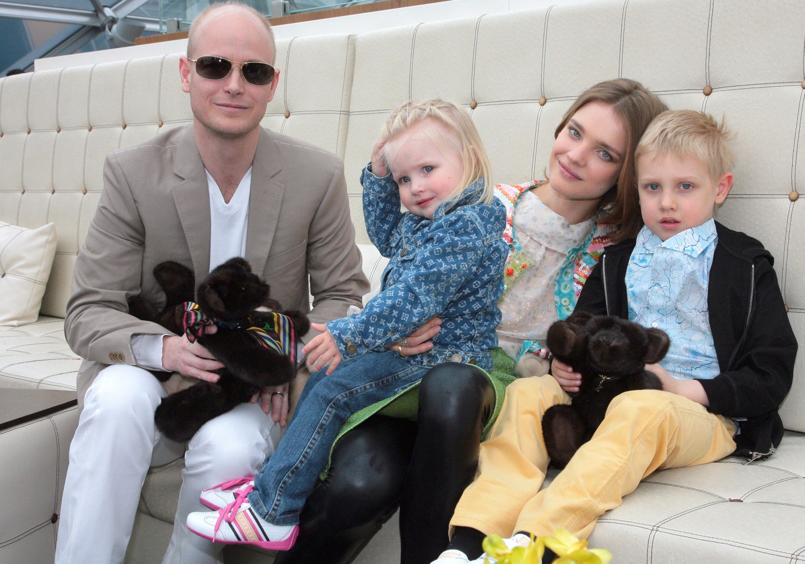 Наталья Водянова с мужем Джастином Портманом сыном Лукасом и дочерью Невой 2008 год