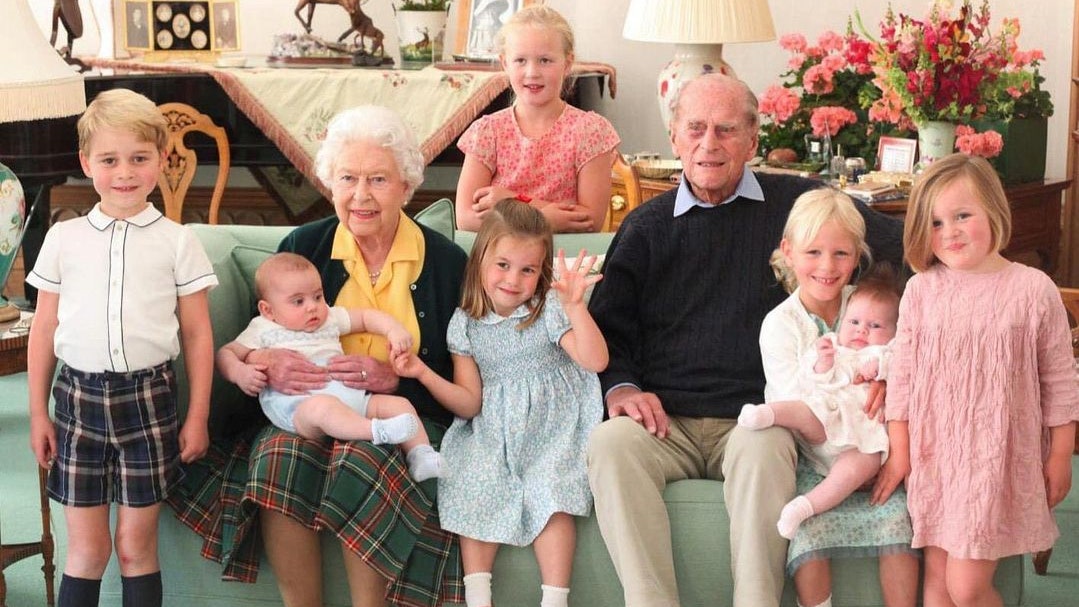 Королевская семья поделилась трогательными фотографиями в память о принце Филиппе
