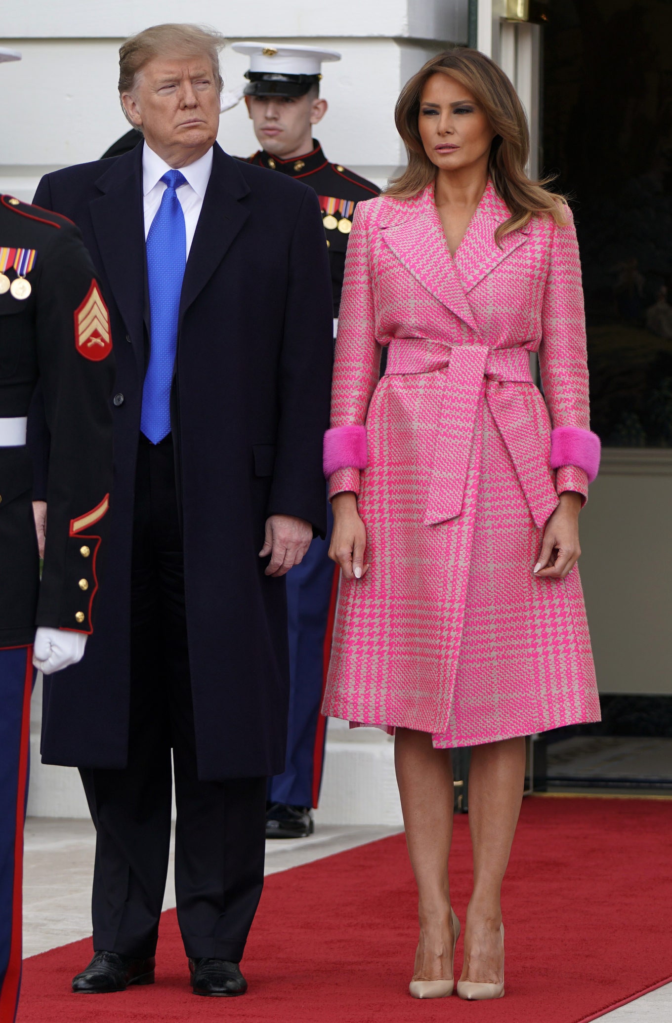 Яркие приталенные пальто как у Мелании Трамп