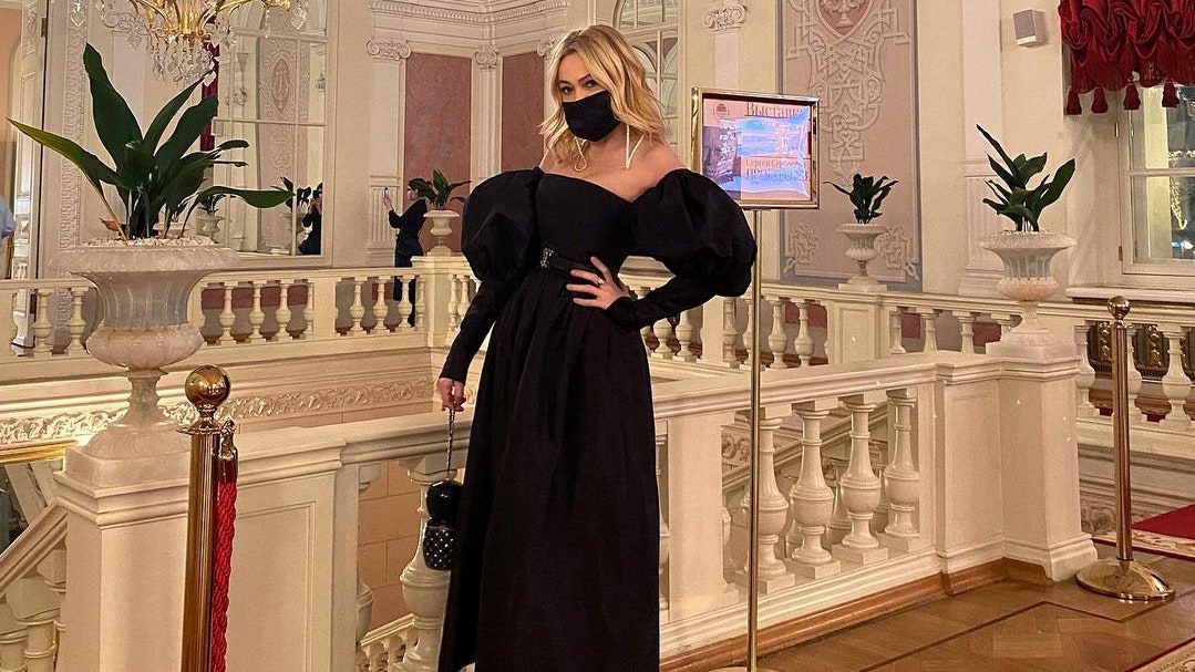В чем героини Tatler позируют в театре