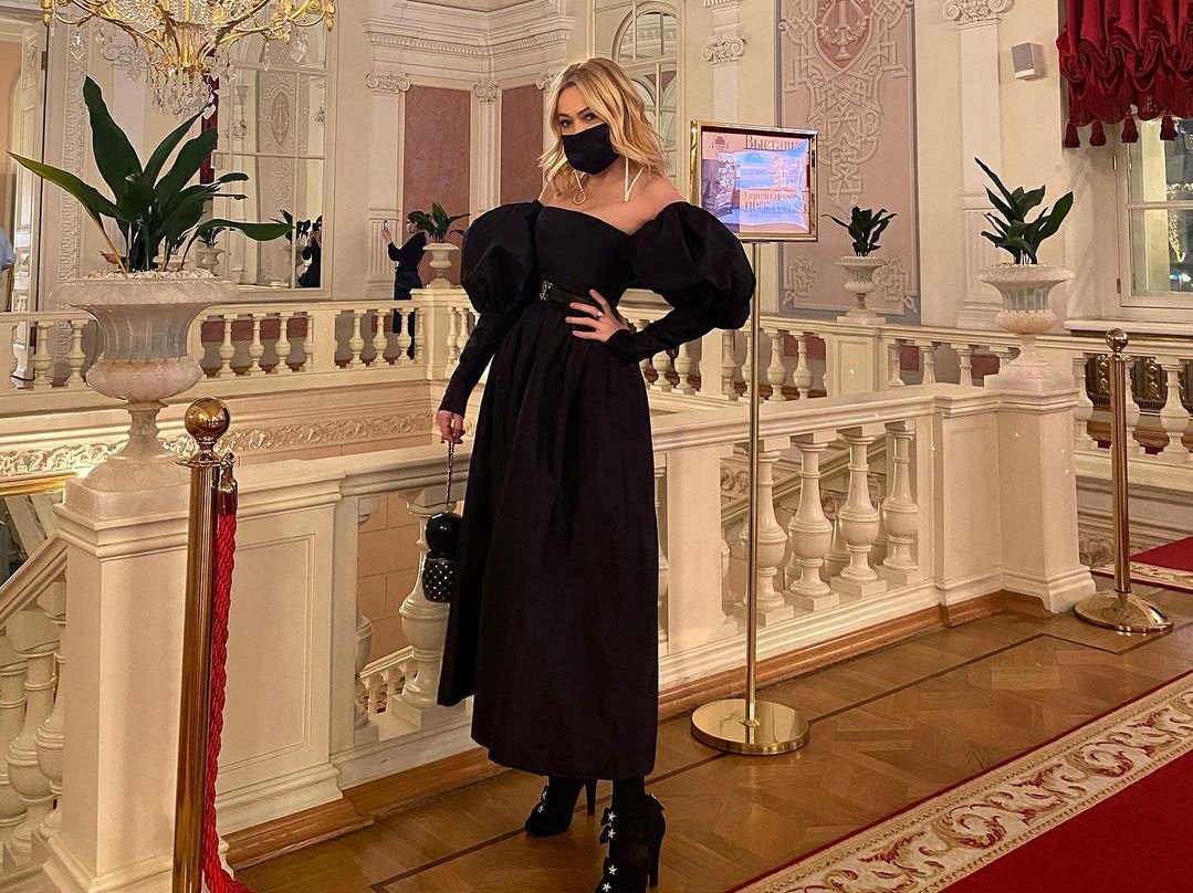 В чем героини Tatler позируют в театре