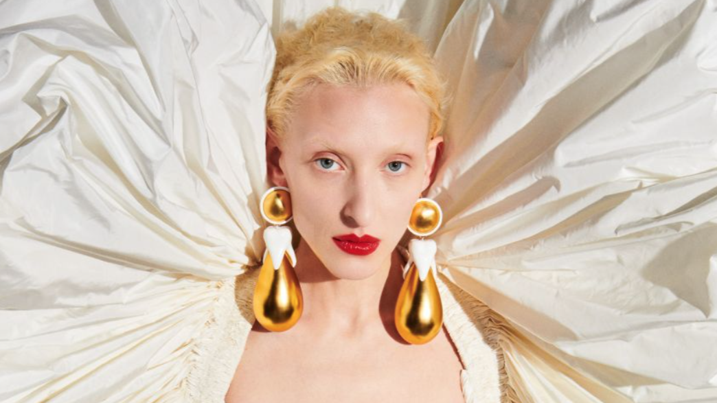 Золотой глиттер мокрые укладки и красный лак для губ 5 эффектных образов с парижской Недели моды