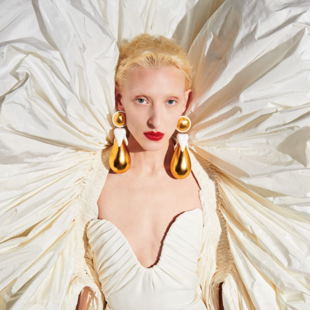 Золотой глиттер мокрые укладки и красный лак для губ 5 эффектных образов с парижской Недели моды