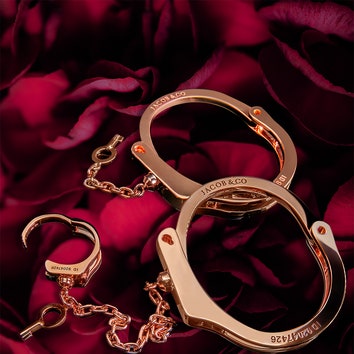 Золотые браслеты-наручники на 14 февраля как способ показать свою привязанность