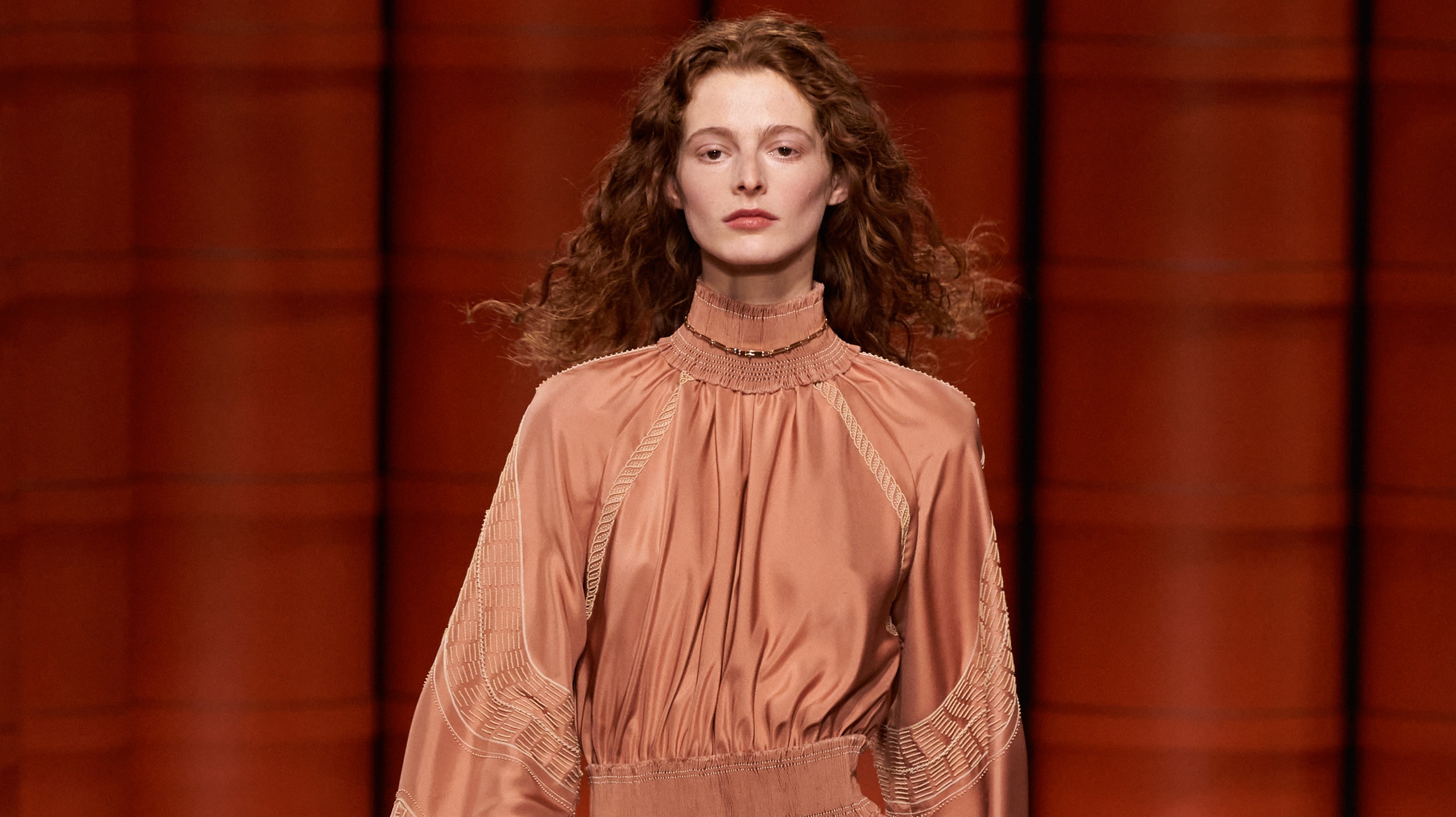 Летящие платья и кардиганыпончо из коллекции Hermès в которых так и хочется отправиться танцевать