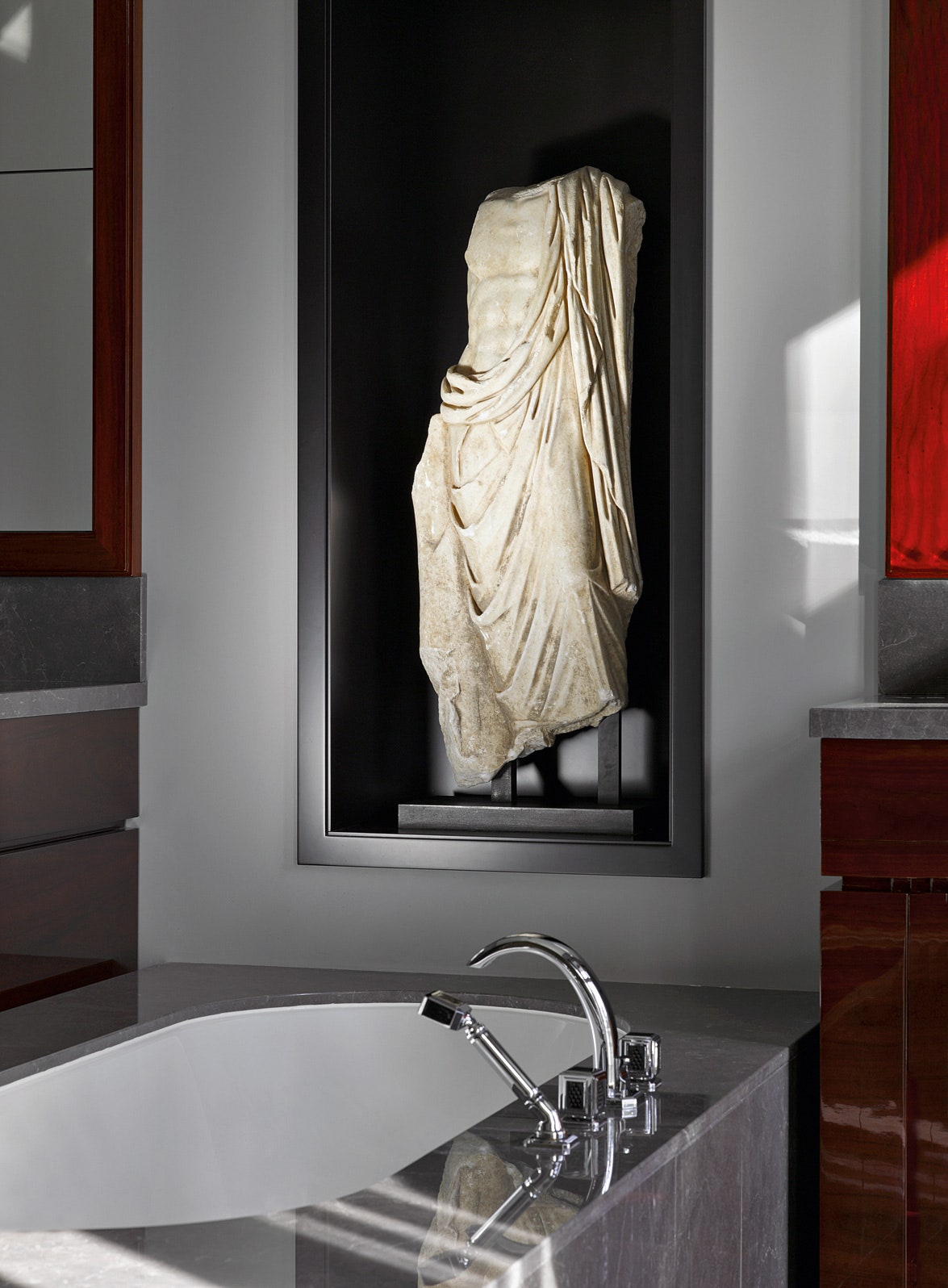 В ванной комнате Вадима римская скульптура III в. до н. э.