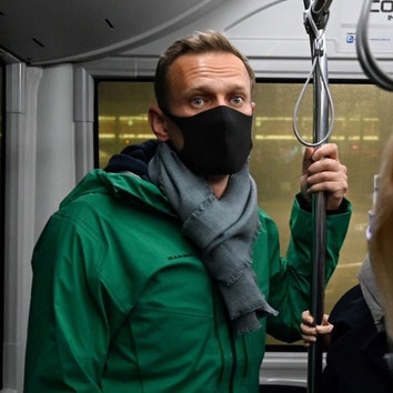Суд заменил Алексею Навальному условный срок на реальный