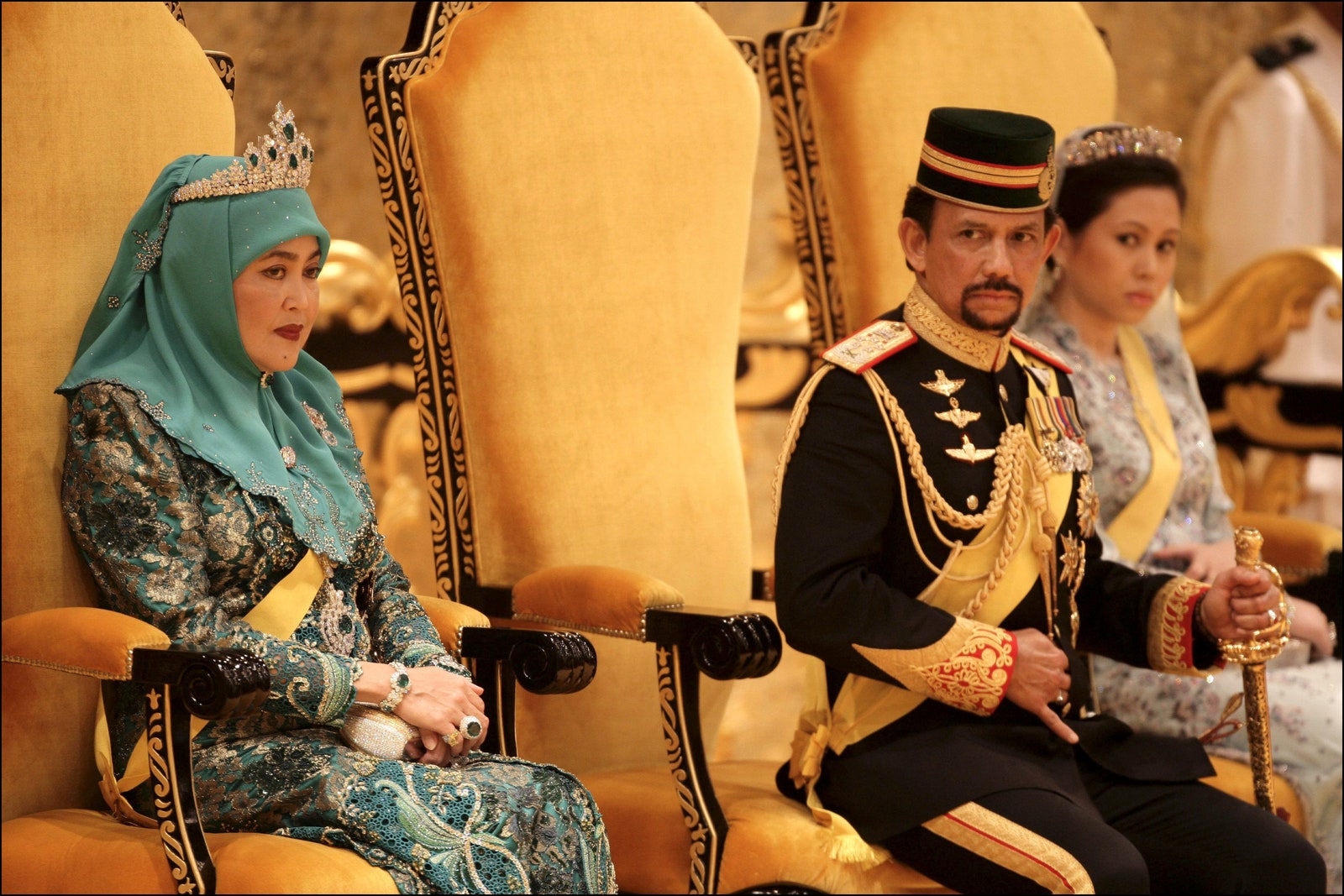 Султан Брунея с двумя своими женами  Анак Салехой  и Азриназ Мазхар Хаким