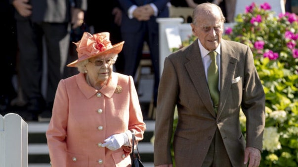 Королева Елизавета II и принц Филипп сделали прививки от коронавируса