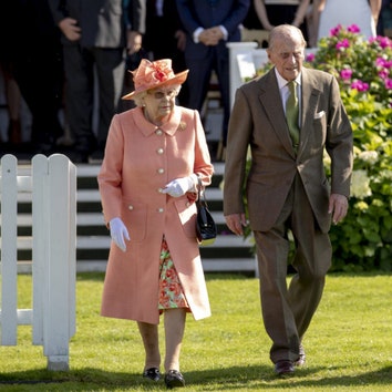 Королева Елизавета II и принц Филипп сделали прививки от коронавируса