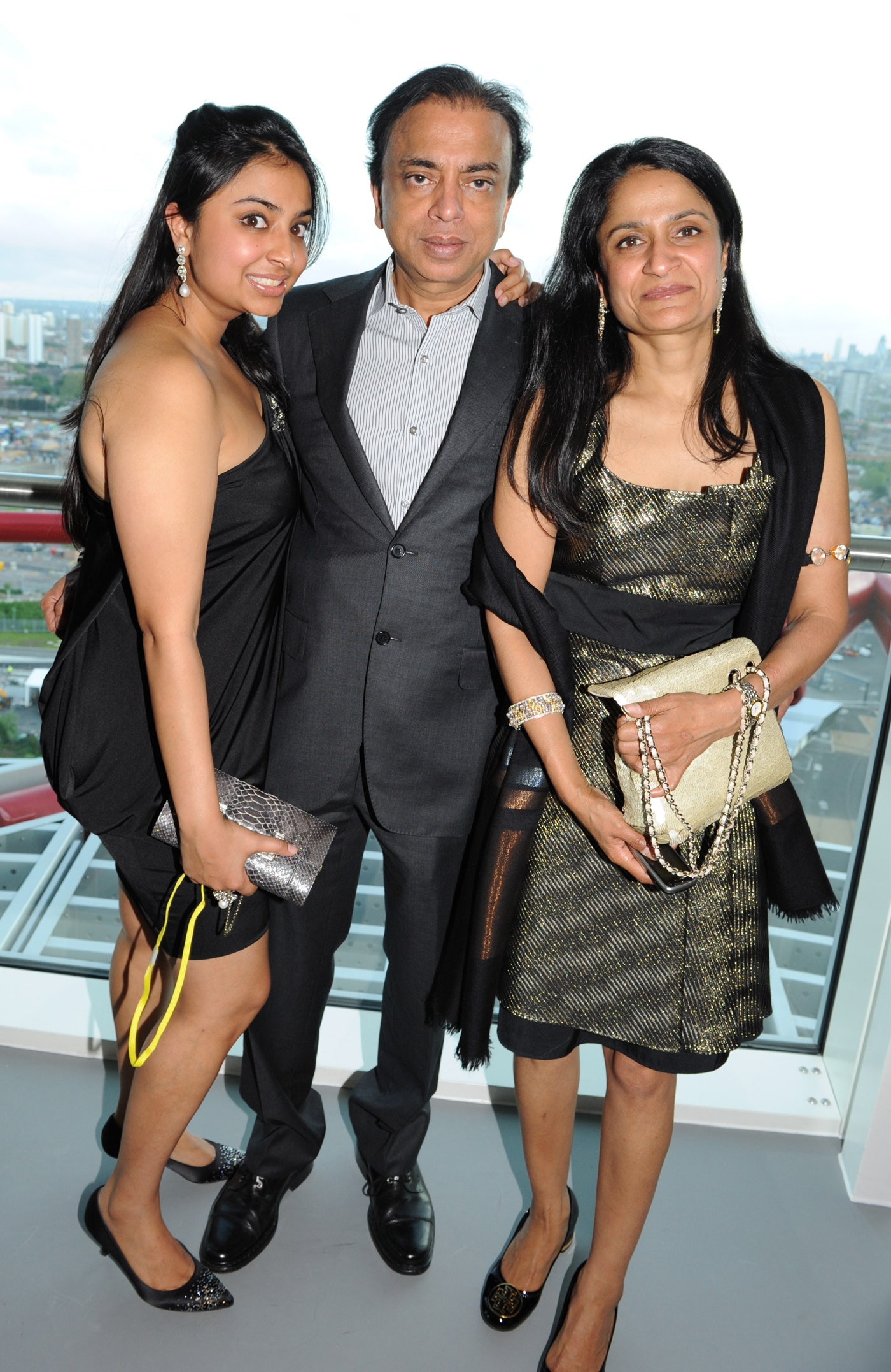 Прамод Миттал со старшей дочерью Вартикой и женой Сангитой 2012.