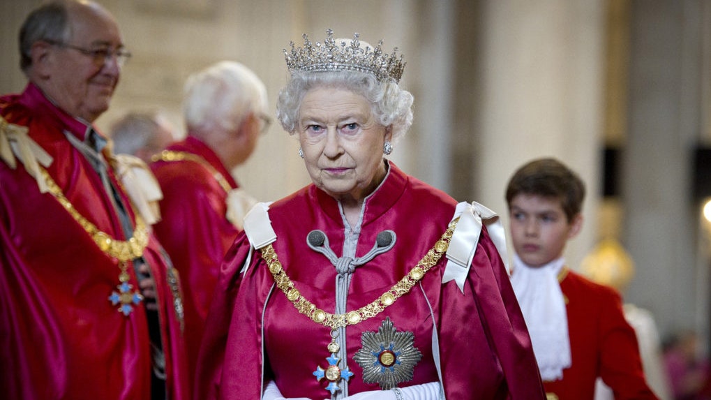 Служащий Букингемского дворца воровавший вещи из резиденции королевы приговорен к заключению