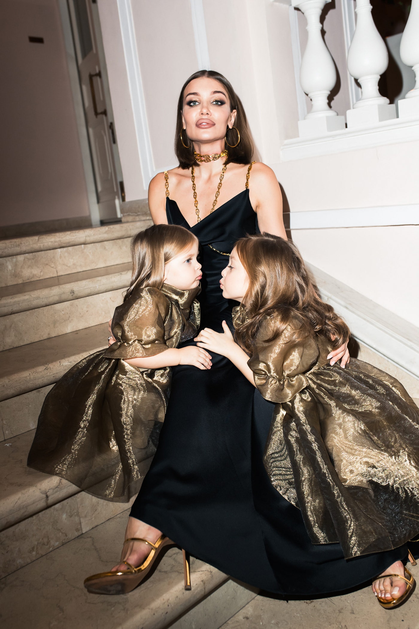 Модель Дарья Коновалова в Versace с дочерьми Софи и АннойРоуз в Dolce amp Gabbana на Балу дебютанток «Татлера» 2019.