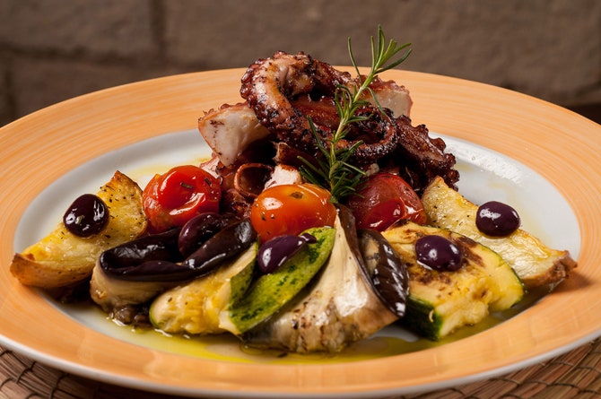 Жареный осьминог с овощами в ресторане Aprazível