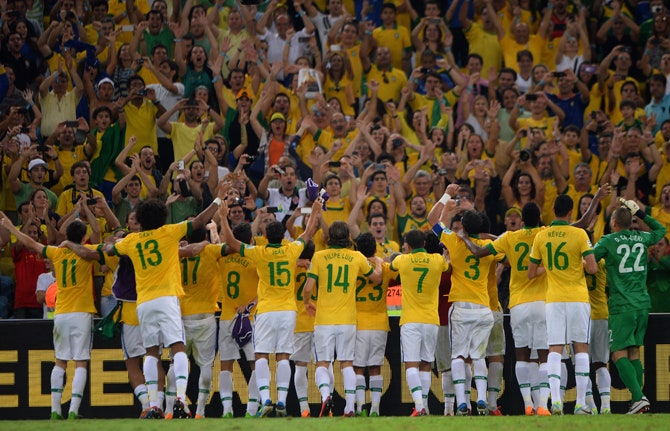 Болельщики приветствуют сборную Бразилии победившую испанцев в финале ­Кубка конфедерации 2013
