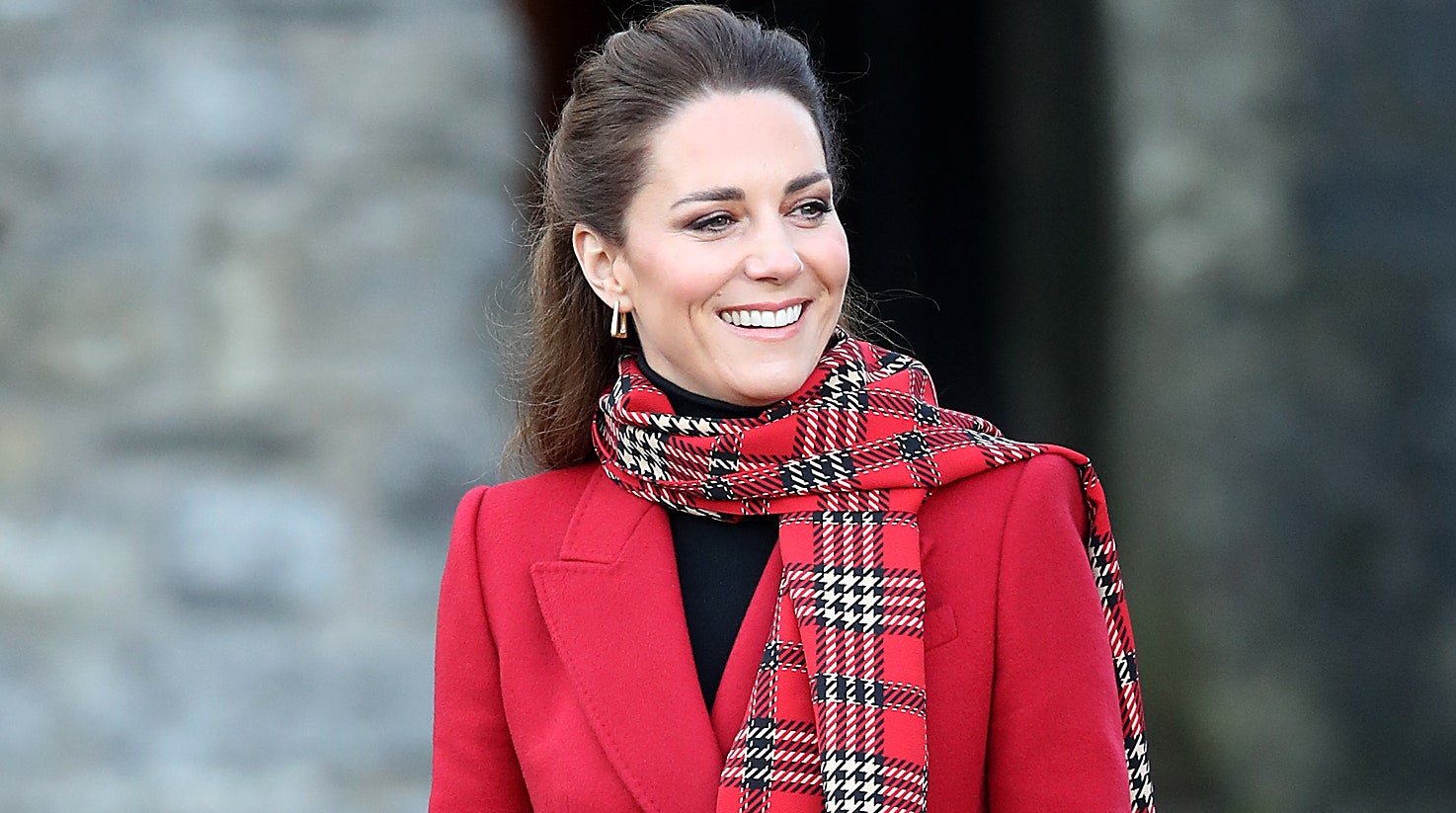 Как Елизавета II Кейт Миддлтон и Меган Маркл своим примером показывают что пальто в гардеробе должно быть много