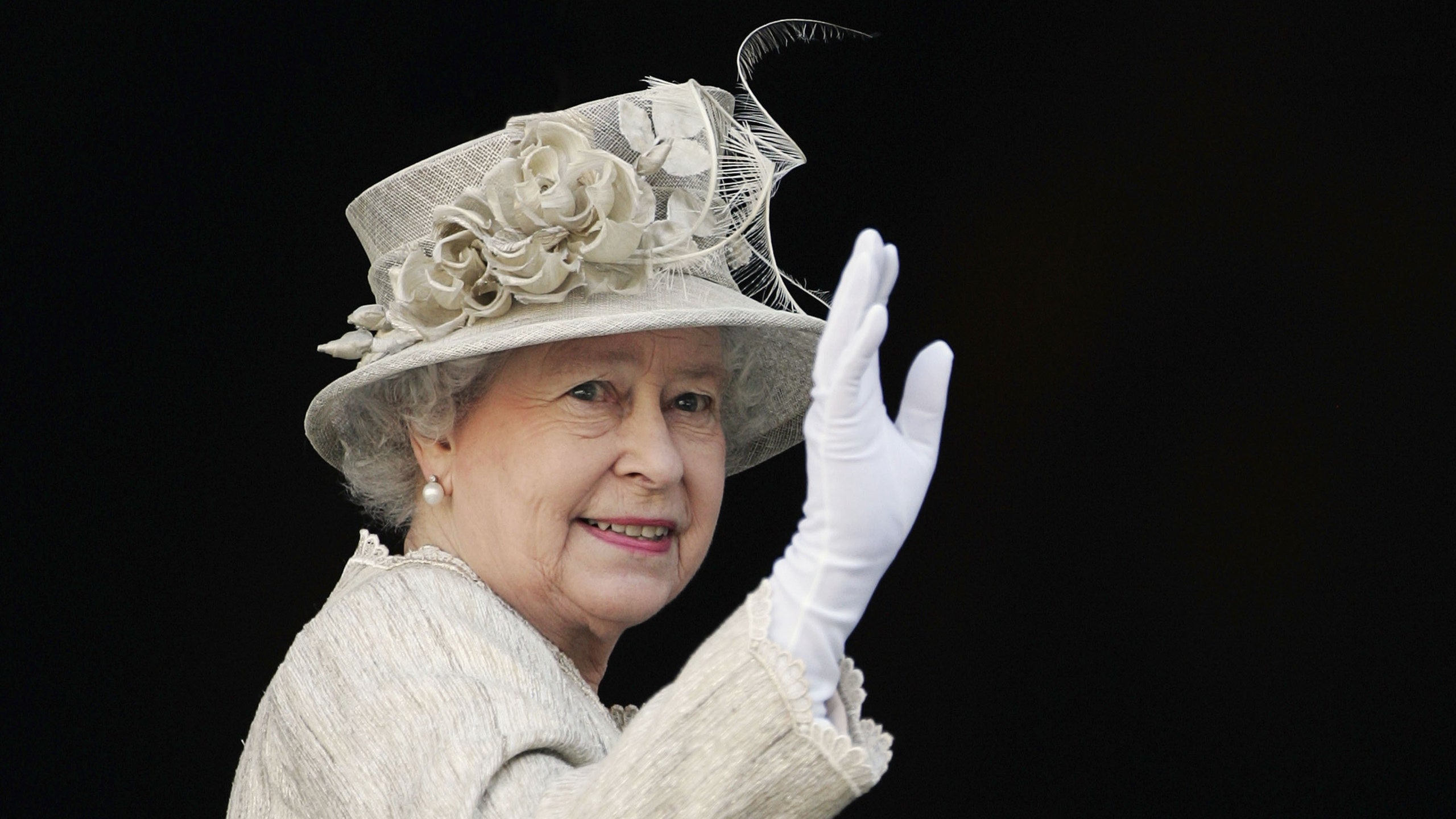 Елизавета II может обзавестись антибактериальными перчатками