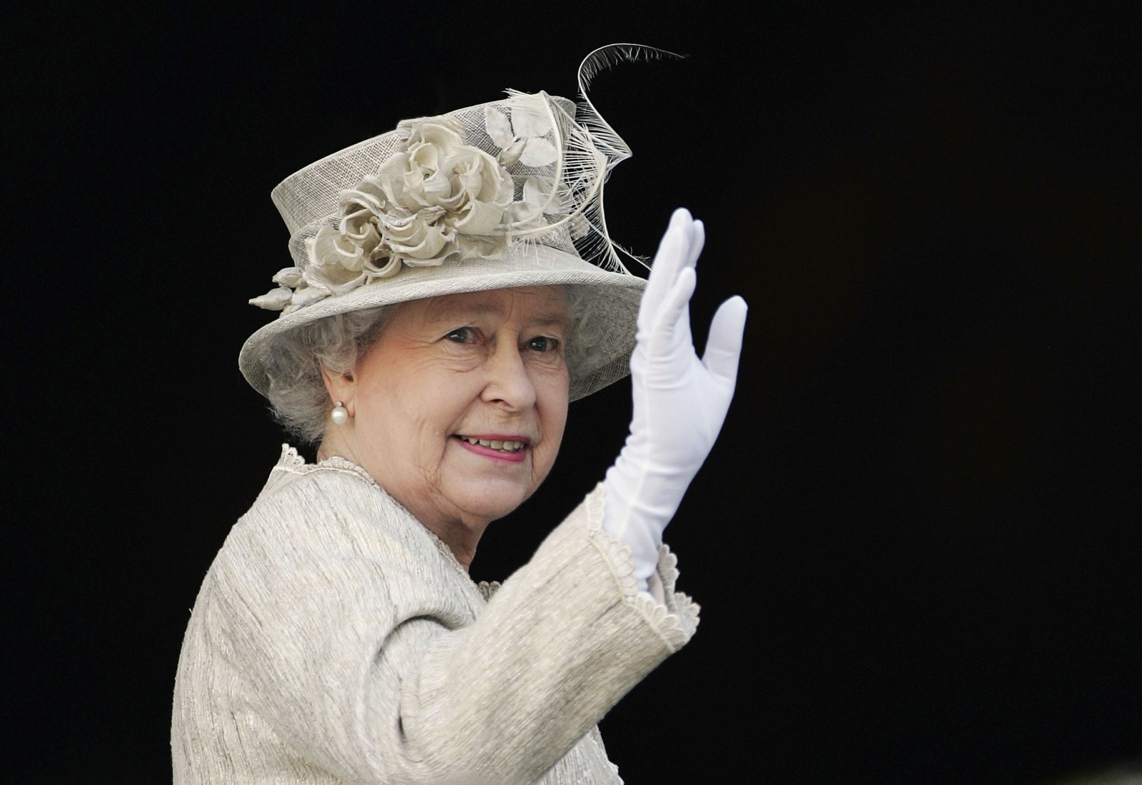 Елизавета II может обзавестись антибактериальными перчатками