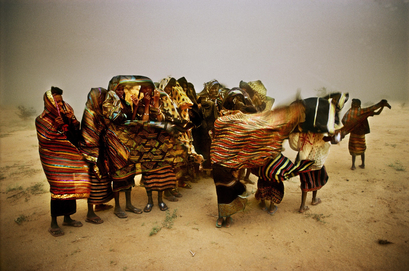 Паскаль Мэтр. Нигер 1996. Женщины племени водаабе во время песчаной бури в долине Азвак. © Pascal MaitreMyopPanos