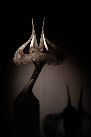 Шляпа «Венецианское кружевное крыло». Демонстрировалась Изабеллой Блоу. Коллекция откутюр весналето 2001.