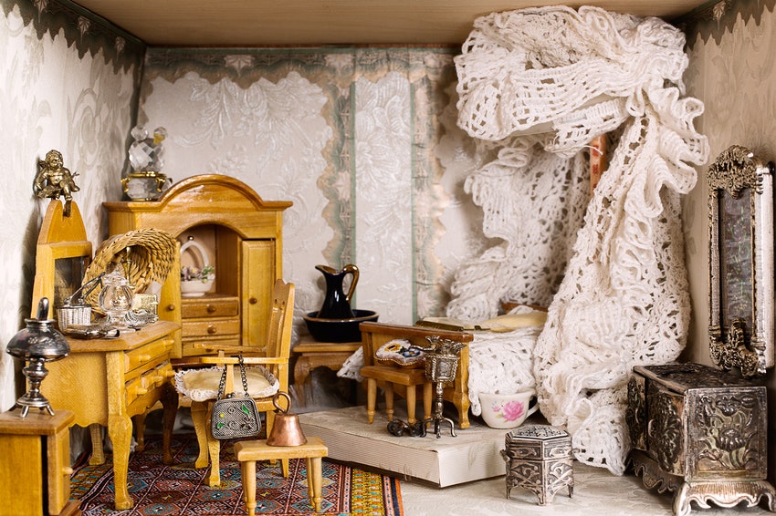 Фрагмент интерьера кукольного домика Марии Захаровой