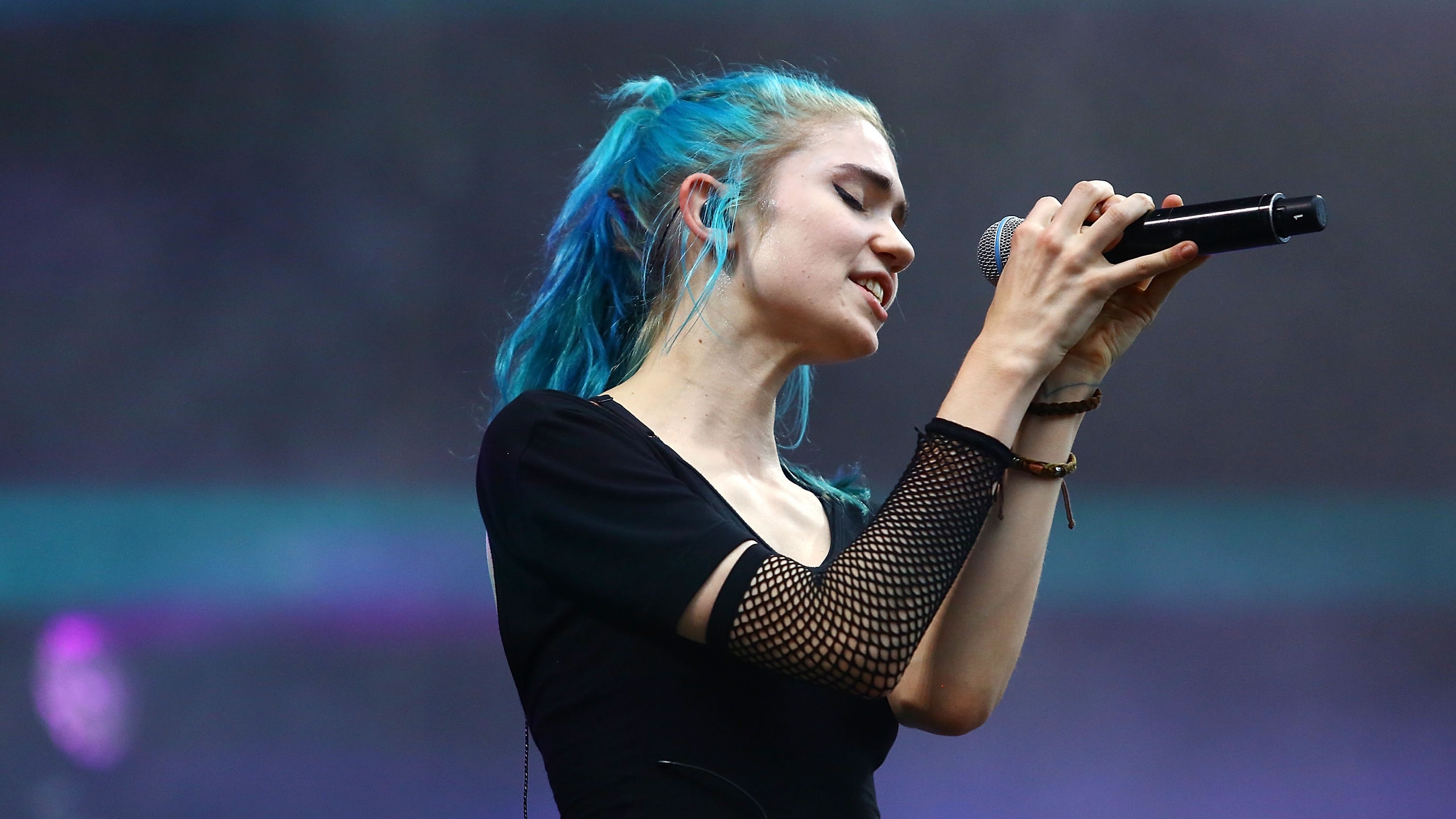 Граймс певица слушать. Граймс певица. Клэр Буше. Grimes фотосессии. Grimes прически.