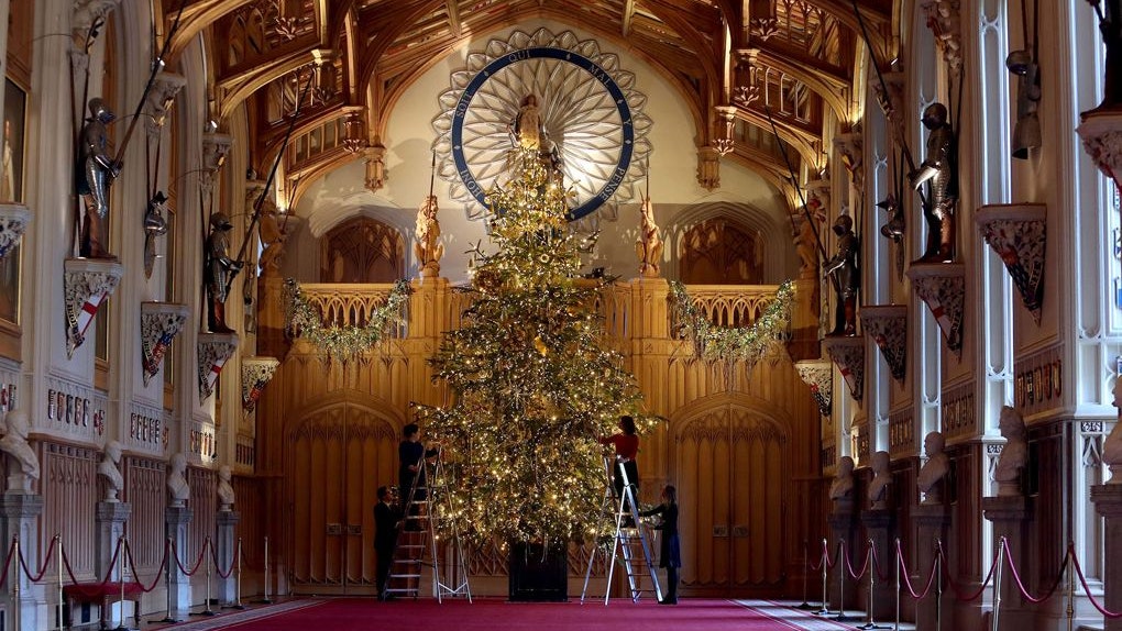 Английские замки украшенные к Рождеству Бленхеймский дворец Замок Хайклер Харвудхаус