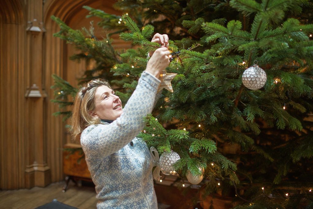 Графиня Карнарвон украшает елку