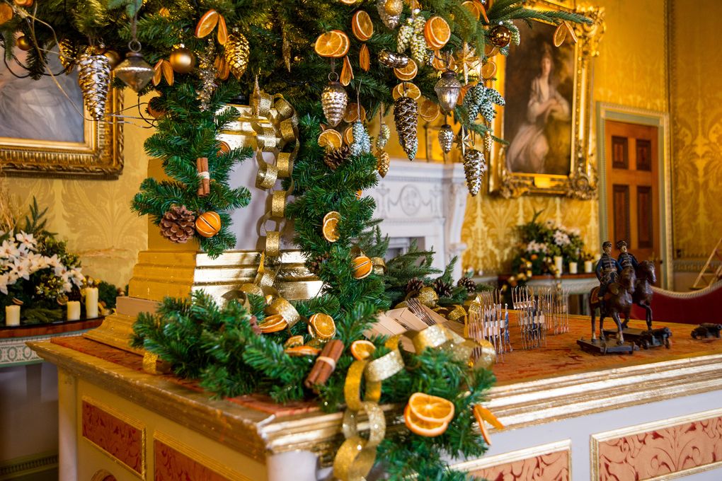 Английские замки украшенные к Рождеству Бленхеймский дворец Замок Хайклер Харвудхаус