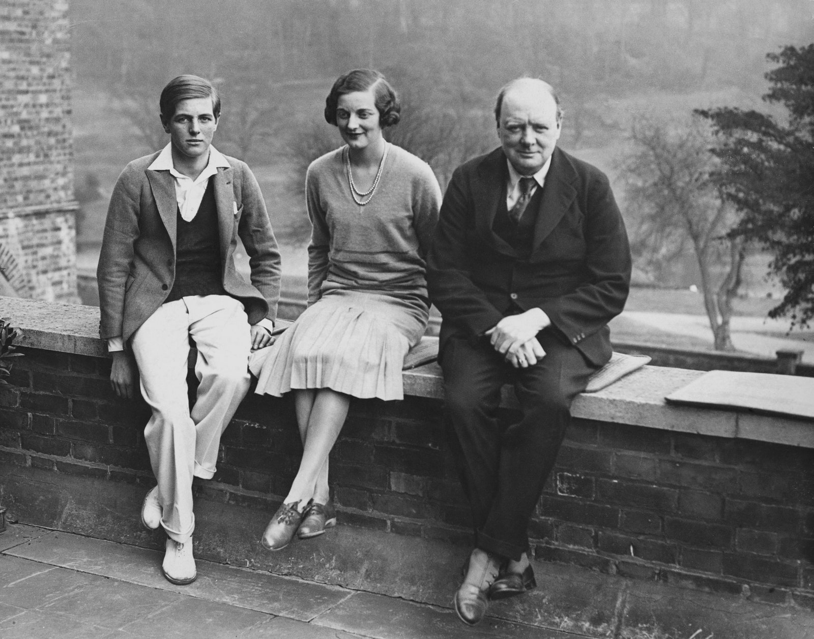 Уинстон Черчилль с сыном Рэндольфом и дочерью Дианой