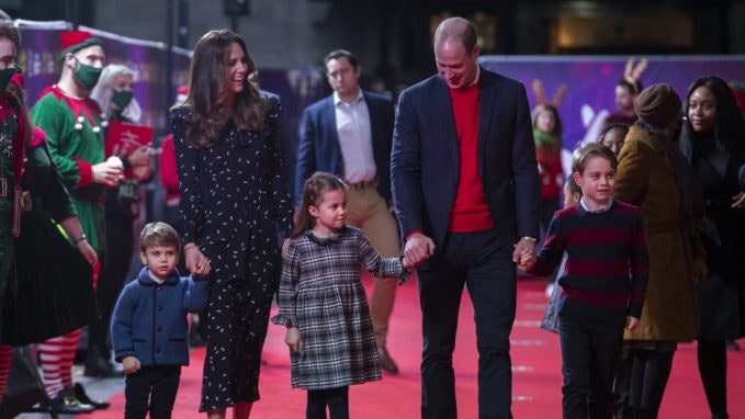 Принц Уильям и Кейт Миддлтон с детьми поделились традиционной рождественской фотографией