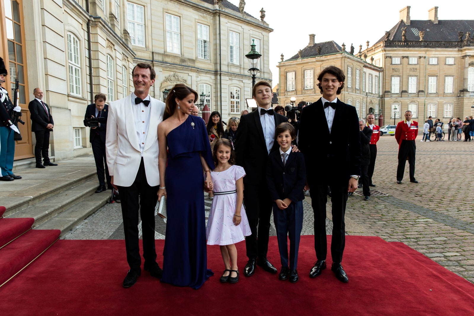 Принц Йоаким со своей второй женой принцессой Мари а также с детьми от первого и второго браков — принцами Николаем...