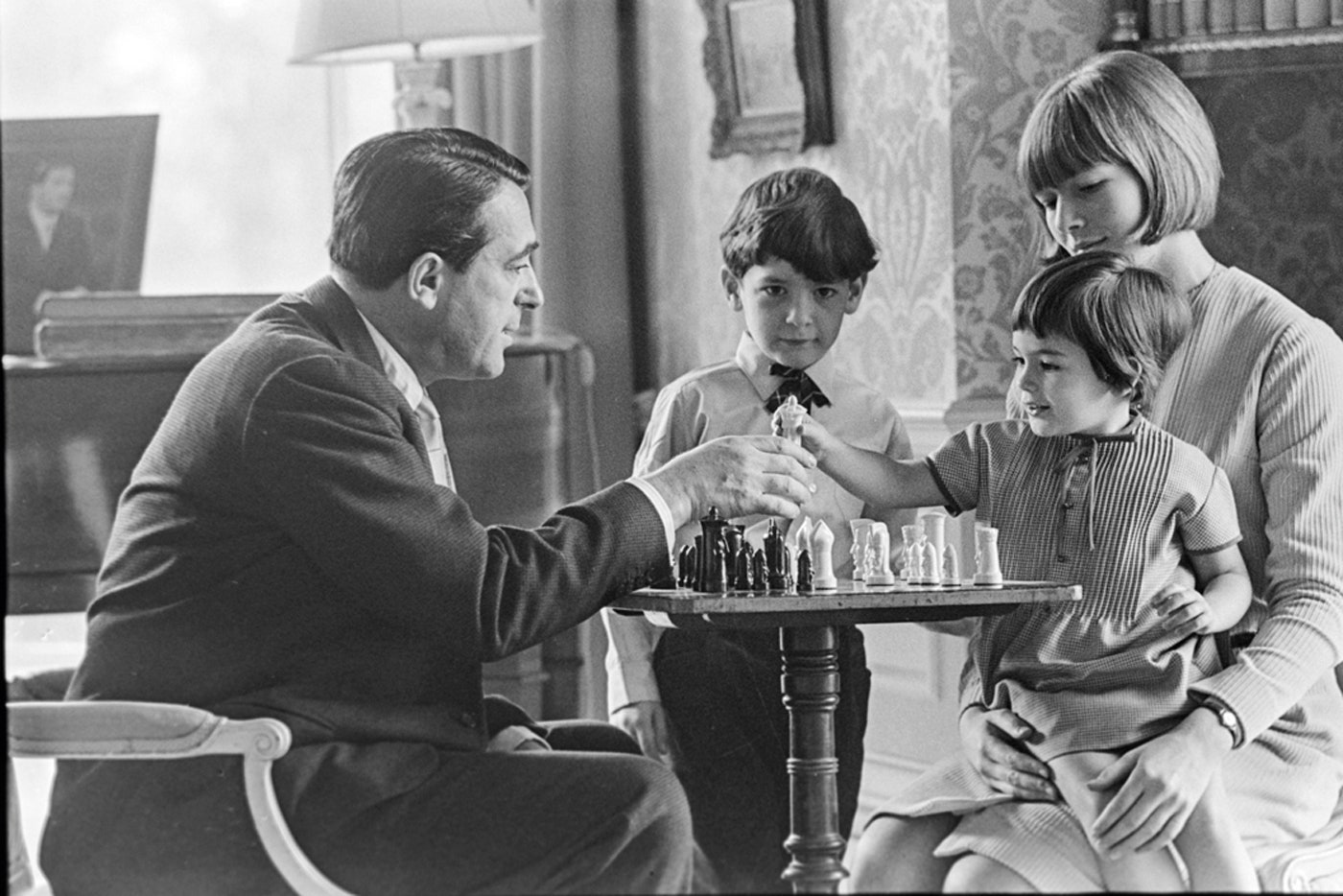 Роберт Максвелл со своими детьми  играет в шахматы 1964.
