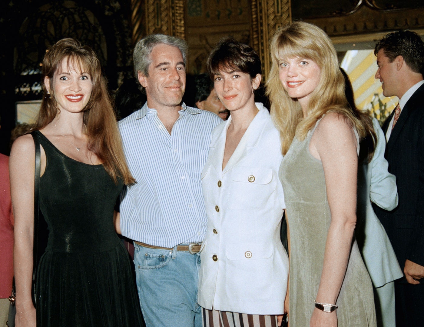 С Джеффри Эпштейном ювелиром Деборой Блом и писательницей Гвендолин Бек в МараЛаго 1995.