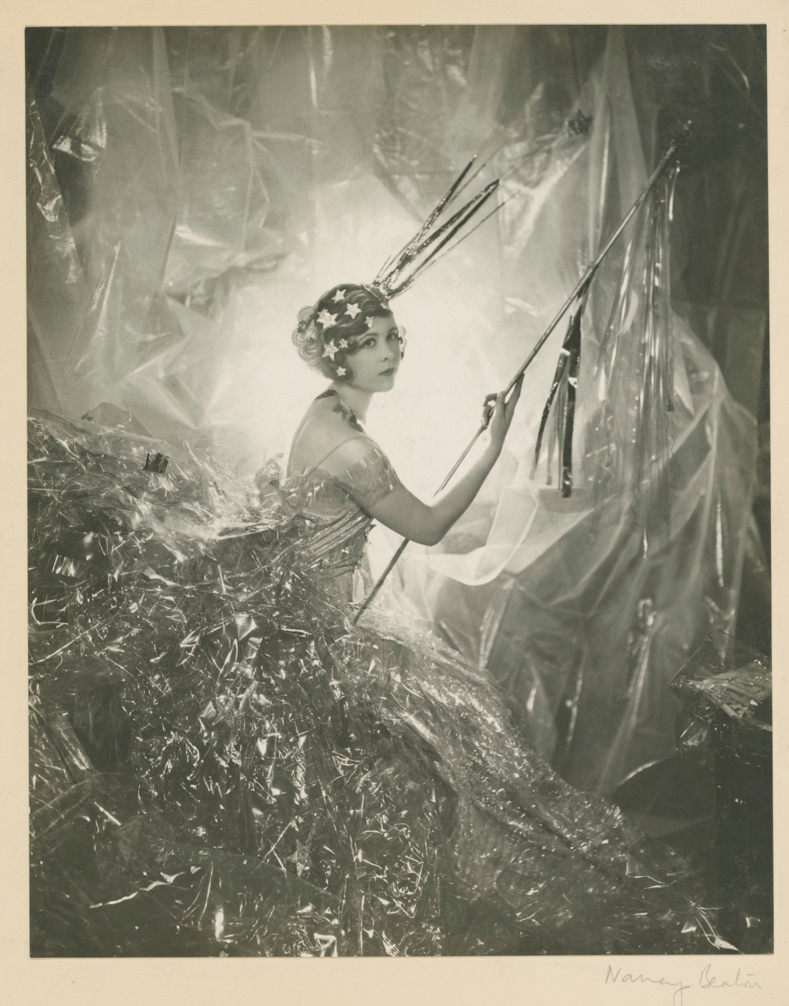 Нэнси Битон в образе падающей звезды 1929