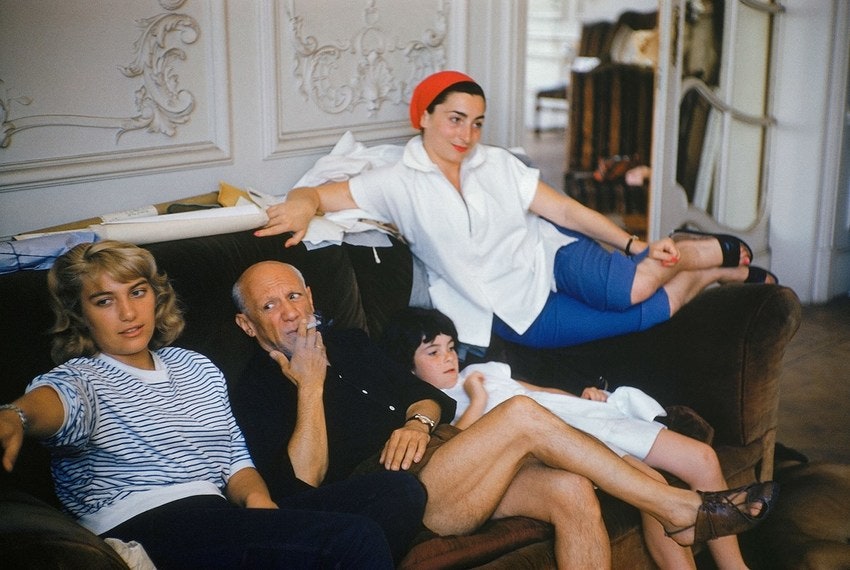 Пабло Пикассо с дочерью Майей  второй женой Жаклин и дочерью Кэтрин Канны 1955