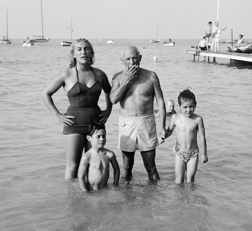 Пикассо со своими детьми Маей Клодом и Паломой на пляже Гольф Жуан Валлорис 1953