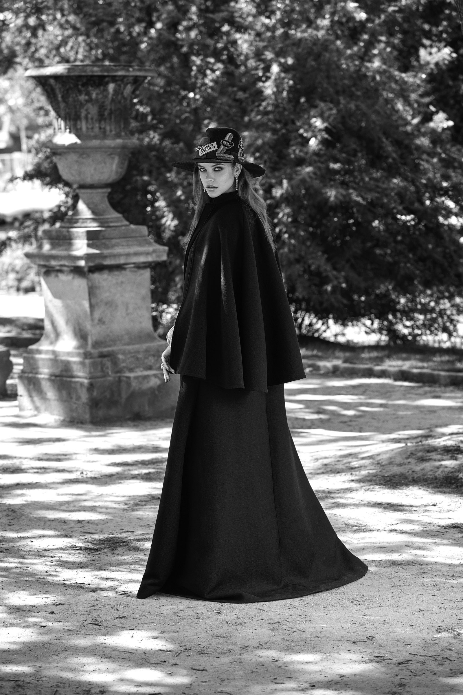 Шерстяная накидка и фетровая шляпа DOLCE amp GABBANA серьги и кольца Classic из белого золота с бриллиантами все MERCURY.