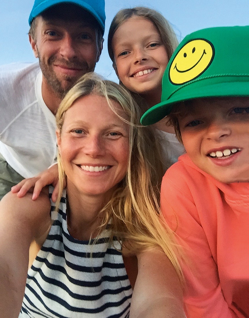 С бывшим мужем музыкантом Крисом Мартином и детьми Эппл и Мозесом 2015.