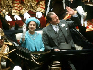 Королева Елизавета II иnbspграф Эдвард Джон Спенсер наnbspсвадьбе принца Чарльза иnbspДианы Спенсер.