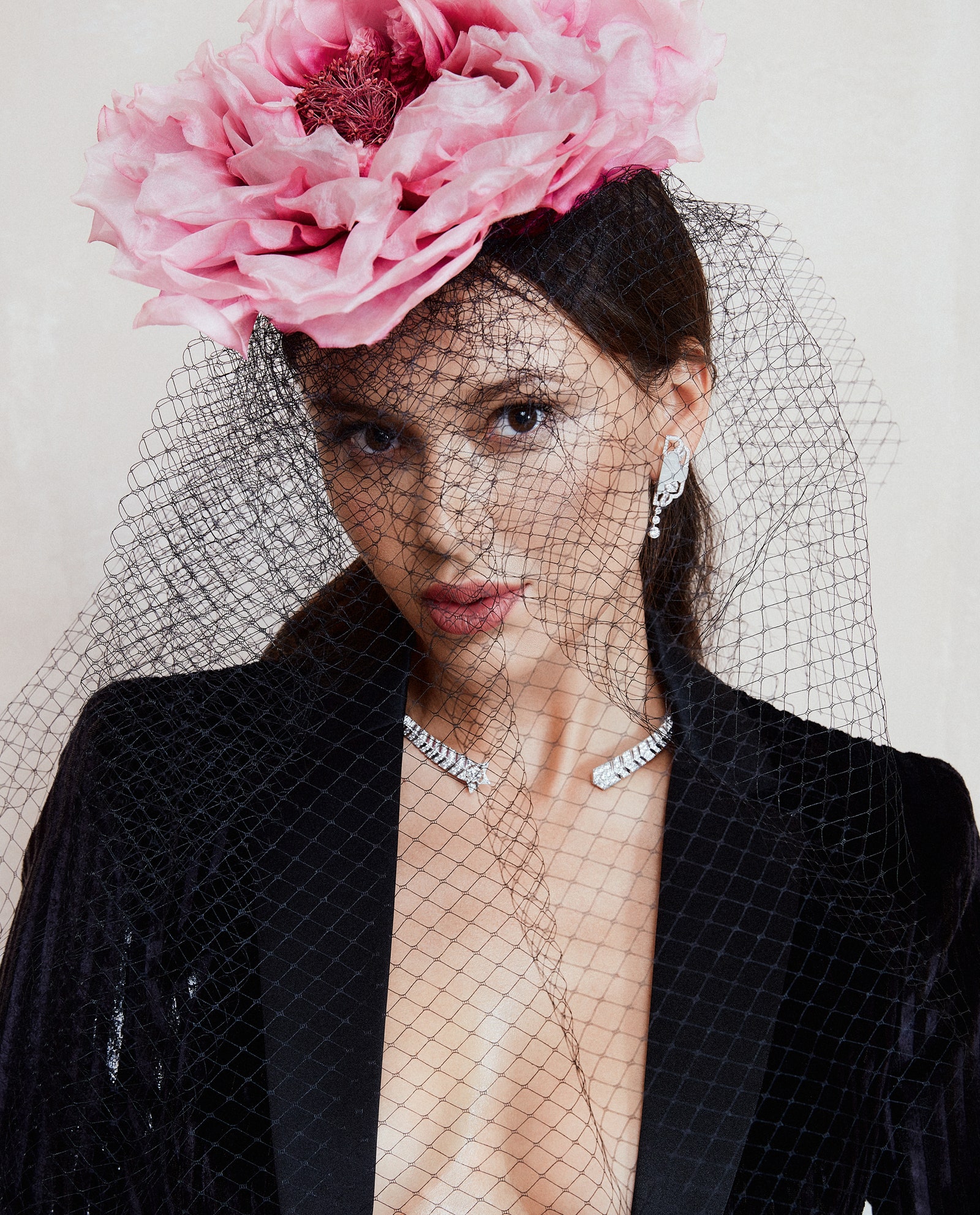Жакет из полиэстера и люрекса PHILIPP PLEIN шелковая шляпа с вуалью LEGERON серьги Fleur de Nacre из белого золота с...
