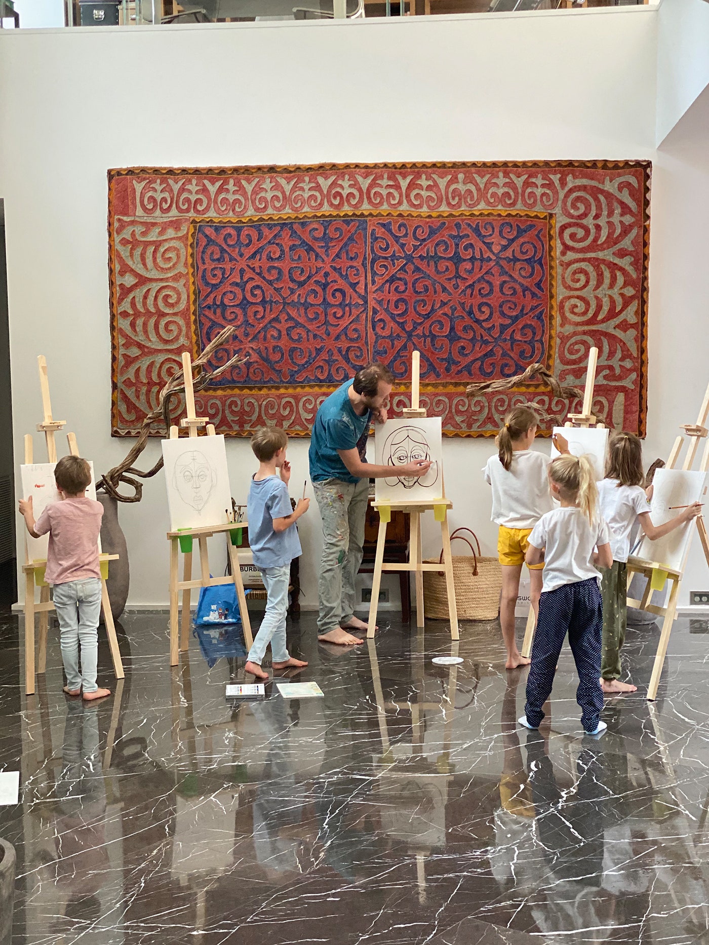 Детский мастеркласс с художником Артемом Завадским в доме Ксении Таракановой.