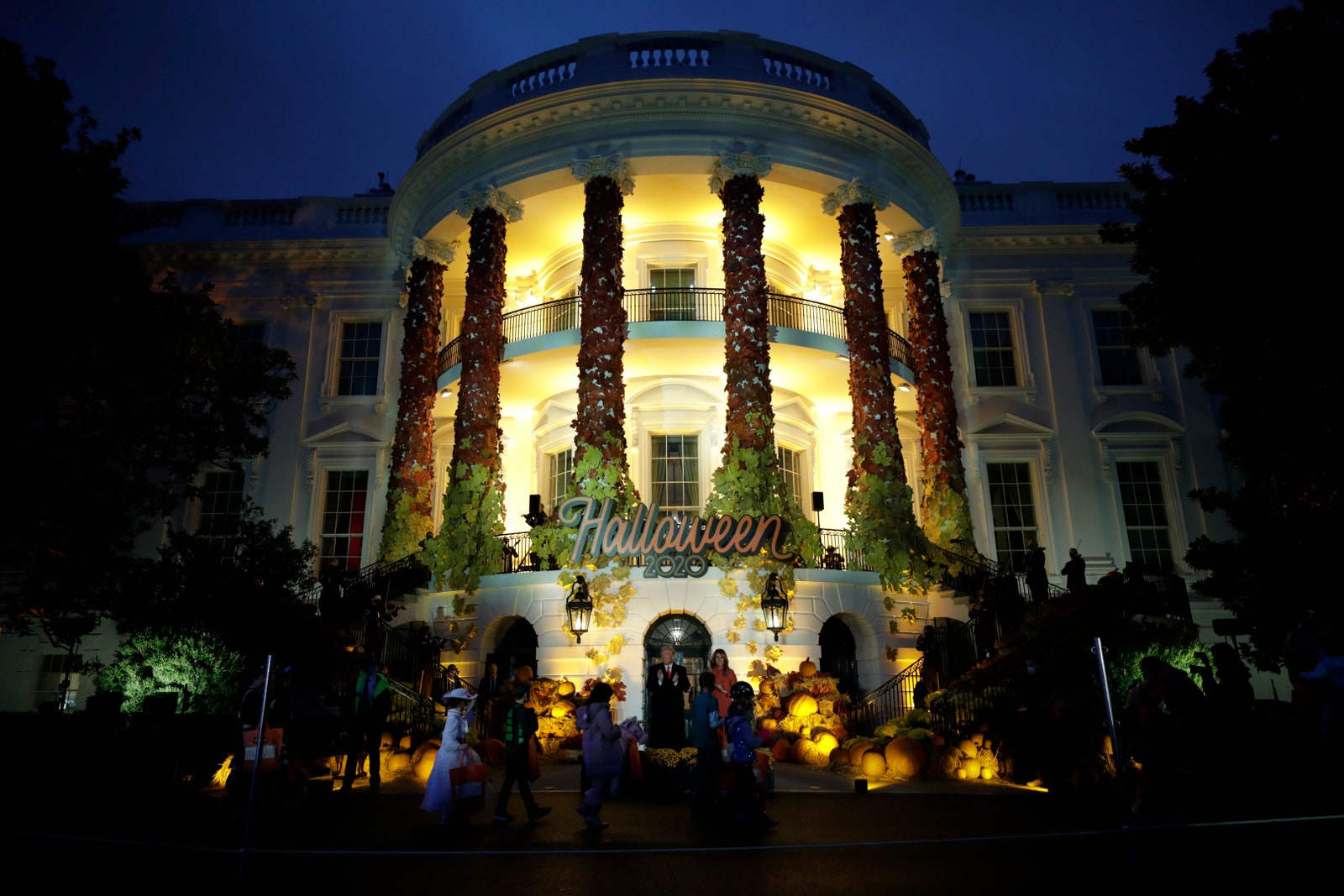 На празднование Хэллоуина в Белый дом пришли маленькие двойники Дональда и Мелании Трамп