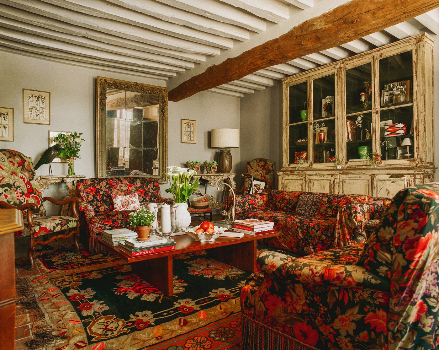 В гостиной мебель обита тканью с цветочным принтом Эмануэля Унгаро для Etro буфет XVIII века куплен в Galerie Stephane...