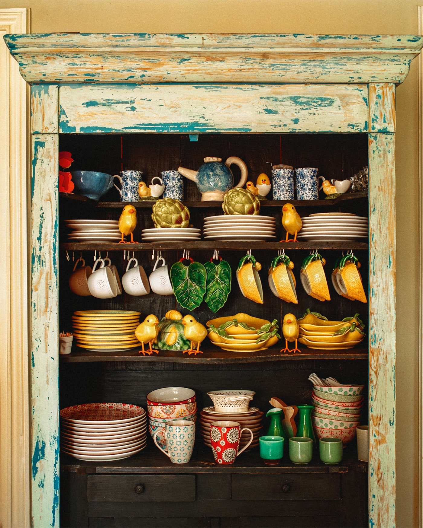 На кухне шкафчик в котором Корделия хранит часть своей коллекции цветной посуды.