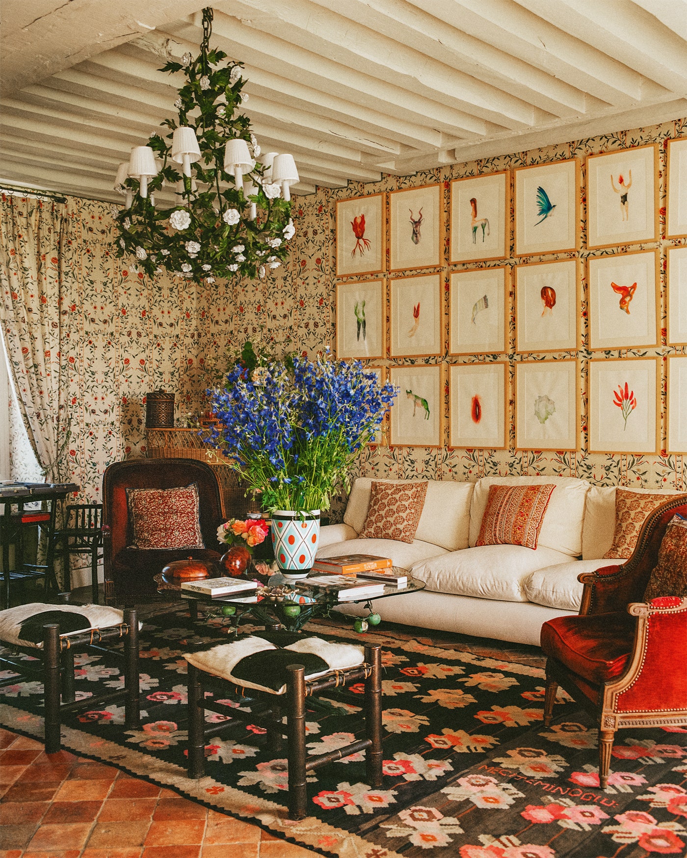В главной гостиной винтажная мебель и марокканские табуретки диван сделан на заказ ковер  с блошиного рынка в Париже.