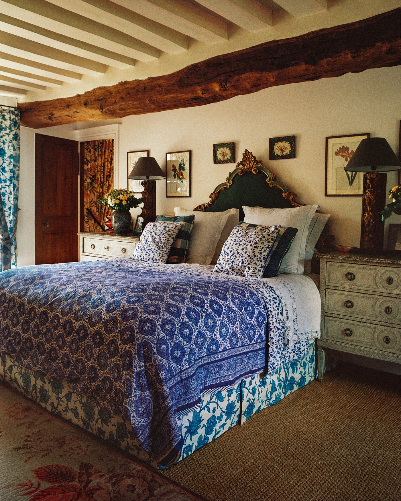 В хозяйской спальне итальянская кровать XIX века застелена покрывалом из ткани Simrane.