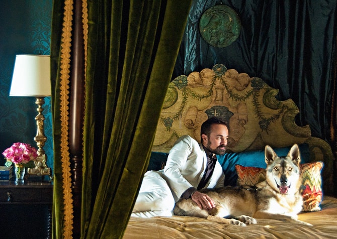 Евгений Лебедев в «русской» спальне замка со своим любимцем волком Борисом